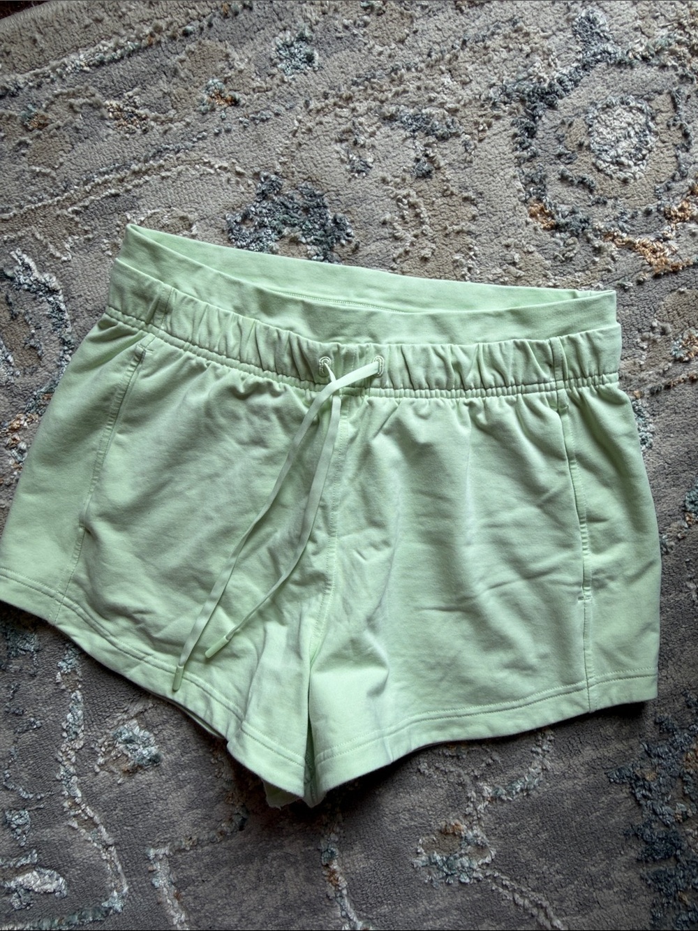 Lululemon inner glow HR 3” short